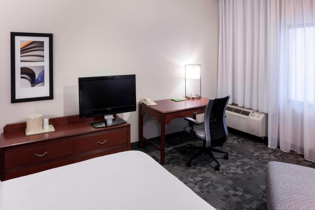 Hotel Courtyard By Marriott Wichita East Exterior foto