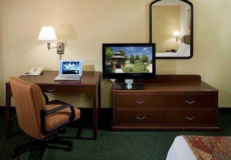 Hotel Courtyard By Marriott Wichita East Habitación foto