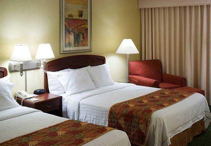 Hotel Courtyard By Marriott Wichita East Habitación foto