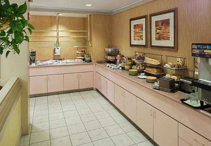 Hotel Courtyard By Marriott Wichita East Exterior foto